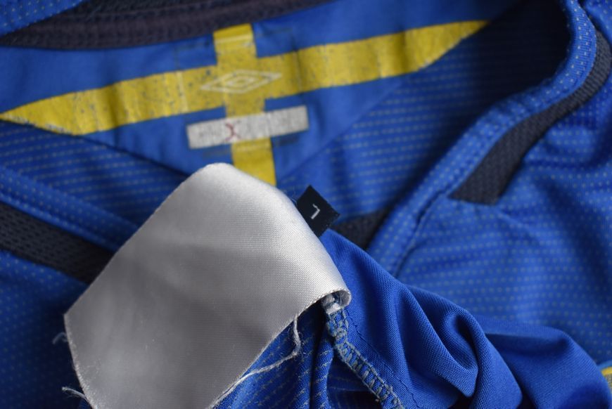 Sverige 2005 udebanetr&oslash;je retro Umbro med lange &aelig;rmer i st&oslash;rrelse L med Zlatan Ibrahimović p&aring; ryggen 4690 FOTO