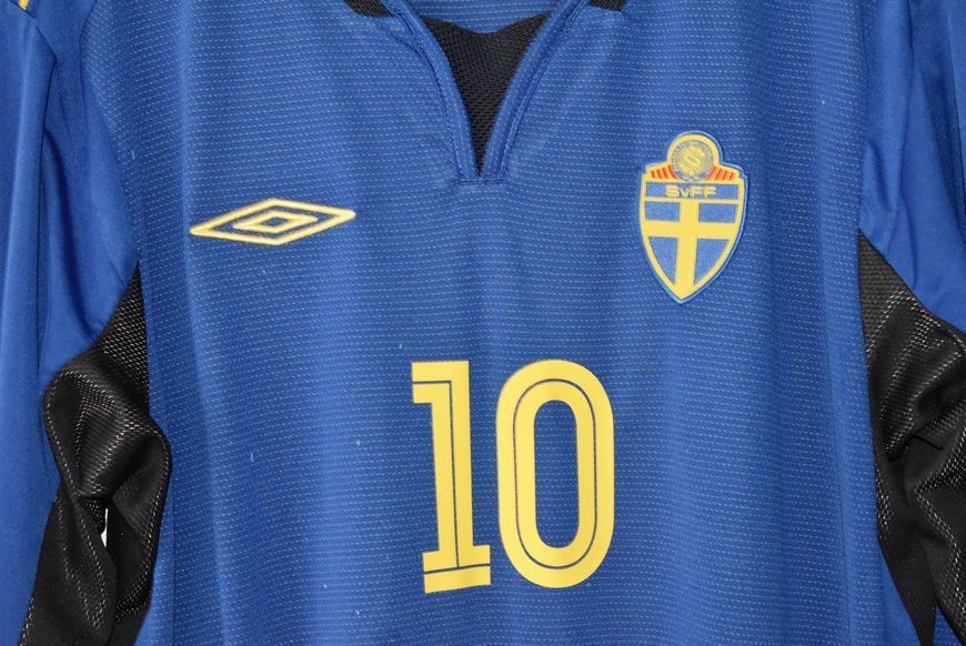 Sverige 2005 udebanetr&oslash;je retro Umbro med lange &aelig;rmer i st&oslash;rrelse L med Zlatan Ibrahimović p&aring; ryggen 4690 FOTO