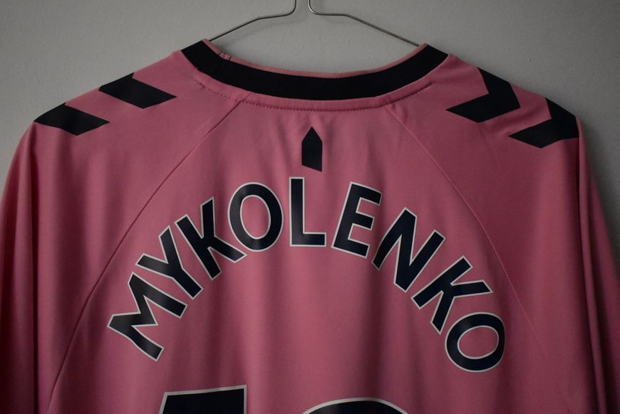 Everton 2022-2023 wyjazdowa koszulka Hummel w rozmiarze M z Vitaliy Mykolenko na plecach 4618 ZDJECIE
