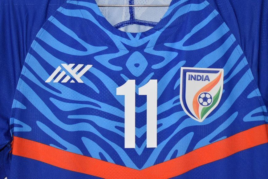 India 2021-2022 home shirt SIX5SIX in size S with Sunil Chhetri on the back 4860 PHOTO