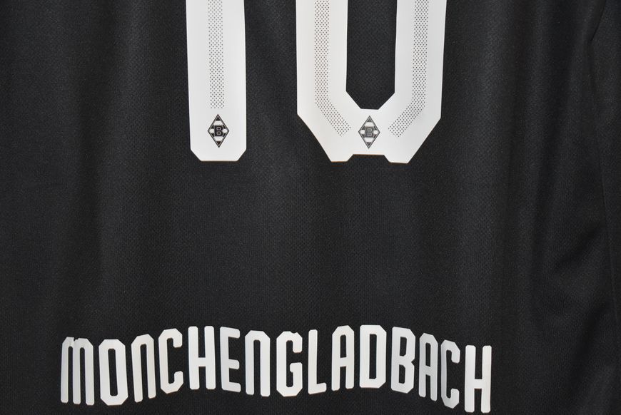 Borussia M&ouml;nchengladbach 2018-2019 udebanetr&oslash;je Puma i st&oslash;rrelse M med Thorgan Hazard p&aring; ryggen 5103 FOTO