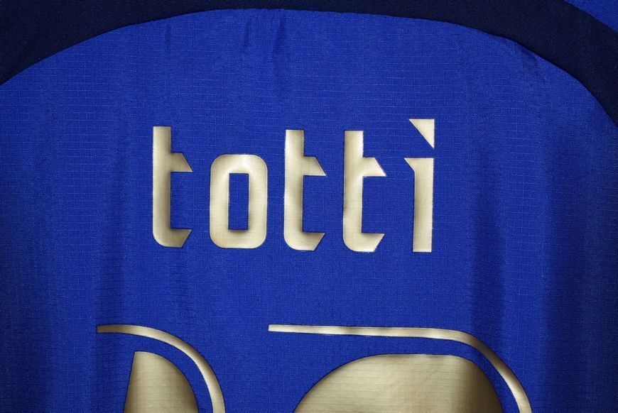 Włochy MŚ 2006 domowa koszulka retro Puma w rozmiarze M z Francesco Totti na plecach 4668 ZDJECIE