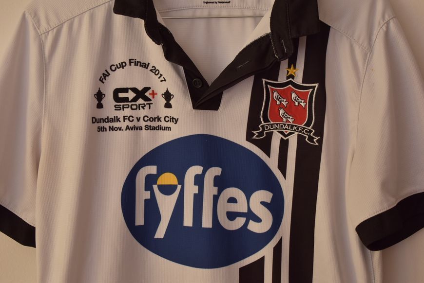 Dundalk 2017 hjemmebanetr&oslash;je CX+Sport i st&oslash;rrelse S med broderi dedikeret til den irske pokalfinale 5054 FOTO
