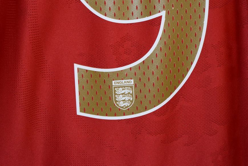 England 2005-2006 hjemmetr&oslash;je retro Umbro i st&oslash;rrelse M med Peter Crouch p&aring; ryggen 4671 FOTO