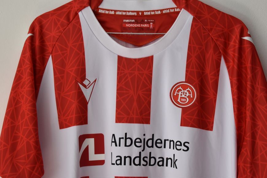 Aalborg BK 2022-2023 hjemmebanetr&oslash;je Macron i st&oslash;rrelse XL med Kasper H&oslash;gh p&aring; ryggen 5008 FOTO