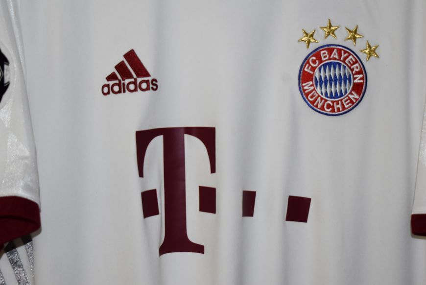 Bayern Monacium 2016-2017 3-cia koszulka Adidas w rozmiarze L z Arturo Vidal na plecach 4771 ZDJECIE