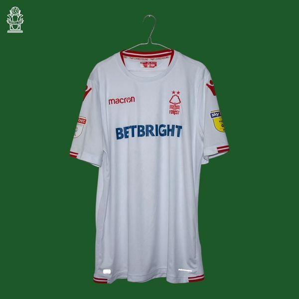 Nottingham Forest 2018-2019 away shirt Macron in size XXL with Matty Cash on the back 4867 PHOTO