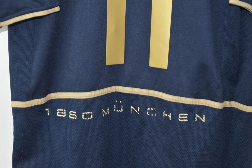 TSV 1860 M&uuml;nchen 2003-2004 wyjazdowa koszulka Nike w rozmiarze M (52x72cm) z Benjamin Lauth na plecach 5060 ZDJECIE