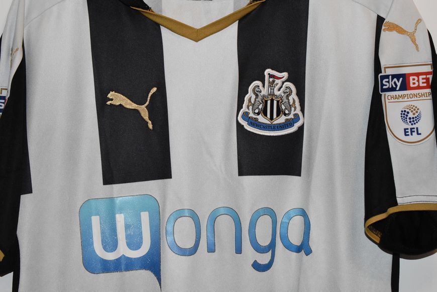 Newcastle United 2016-2017 home shirt by Puma in size M with Isaac Hayden on the back 5126 PHOTO