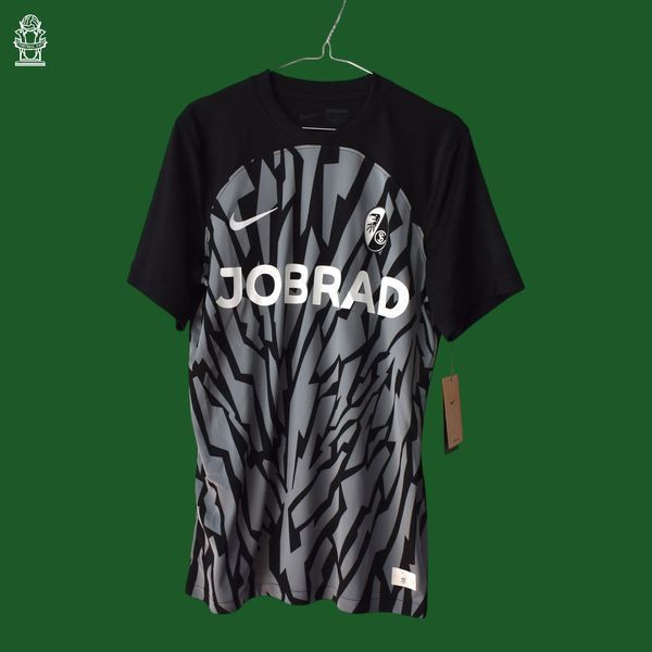 BNWT SC Freiburg 2023-2024 udebanetr&oslash;je Nike i st&oslash;rrelse M med Vincenzo Grifo p&aring; ryggen 4872 FOTO