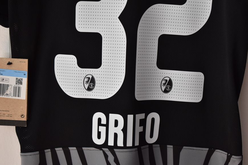 BNWT SC Freiburg 2023-2024 udebanetr&oslash;je Nike i st&oslash;rrelse M med Vincenzo Grifo p&aring; ryggen 4872 FOTO