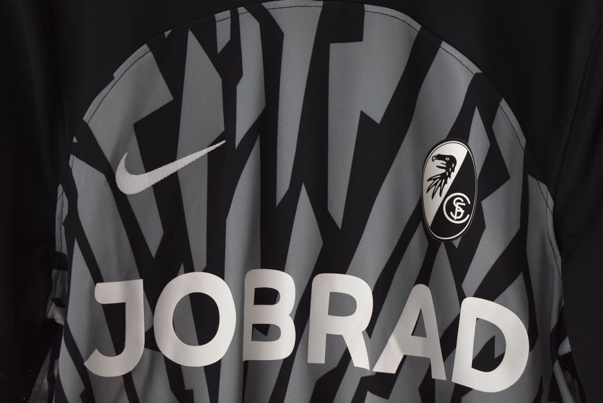 BNWT SC Freiburg 2023-2024 udebanetr&oslash;je Nike i st&oslash;rrelse M med Vincenzo Grifo p&aring; ryggen 4872 FOTO