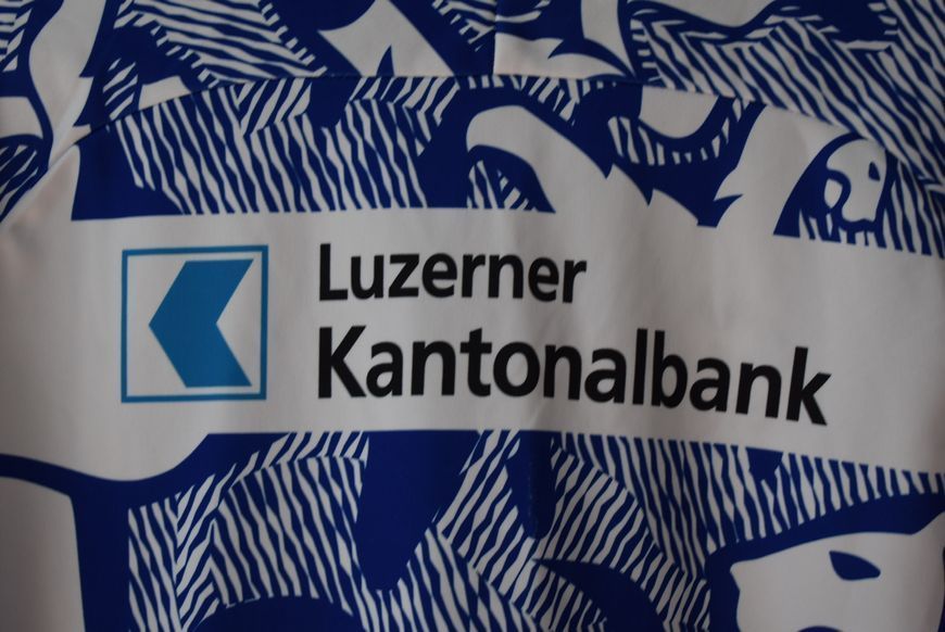 FC Luzern 2024-2025 bluza treningowa Errea w rozmiarze XS(fit S/M 51x67cm) 4728 ZDJECIE