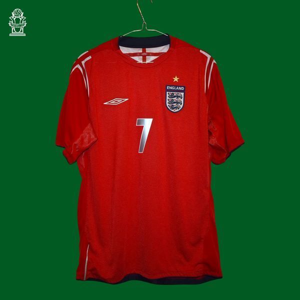 England EURO 2004 udebaneretrotr&oslash;je Umbro i st&oslash;rrelse L med David Beckham p&aring; ryggen 4536 FOTO
