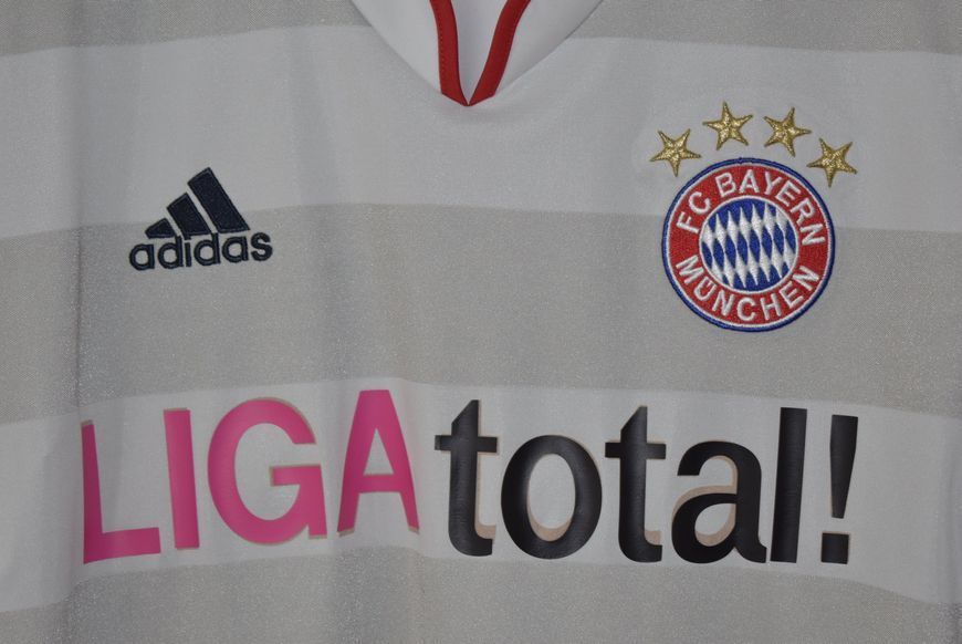 Bayern Monachium 2010-2011 wyjazdowa koszulka Adidas w rozmiarze M z Thomas M&uuml;ller na plecach 5070 ZDJECIE