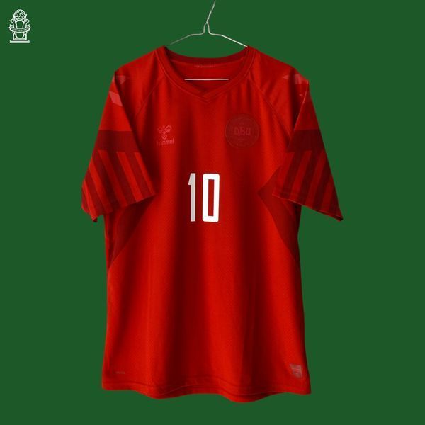 Danmark VM 2022 hjemmebanetr&oslash;je Hummel i st&oslash;rrelse XL med Christian Eriksen p&aring; ryggen 4879 FOTO