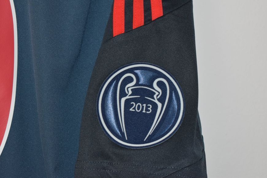 Bayern M&uuml;nchen 2013-2014 Adidas tredje tr&oslash;je i st&oslash;rrelse XL med Arjen Robben p&aring; ryggen 5071 FOTO