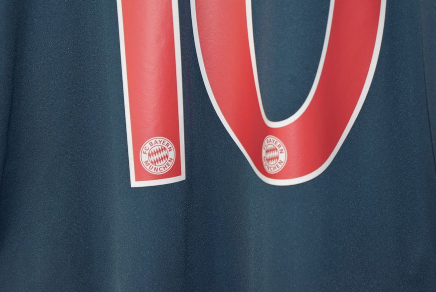 Bayern M&uuml;nchen 2013-2014 Adidas tredje tr&oslash;je i st&oslash;rrelse XL med Arjen Robben p&aring; ryggen 5071 FOTO