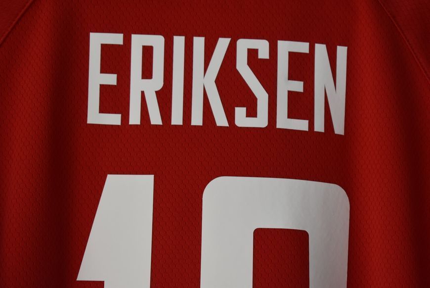 Danmark VM 2022 hjemmebanetr&oslash;je Hummel i st&oslash;rrelse XL med Christian Eriksen p&aring; ryggen 4879 FOTO
