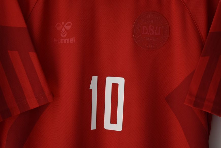 Danmark VM 2022 hjemmebanetr&oslash;je Hummel i st&oslash;rrelse XL med Christian Eriksen p&aring; ryggen 4879 FOTO