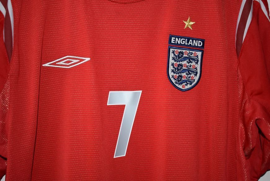 England EURO 2004 udebanetr&oslash;je retro Umbro i st&oslash;rrelse L med David Beckham p&aring; ryggen 4636 FOTO