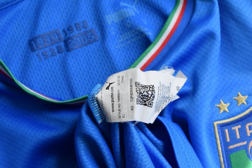 Italy 2022 home Puma shirt in size M with Sandro Tonali on the back 4741 PHOTO
