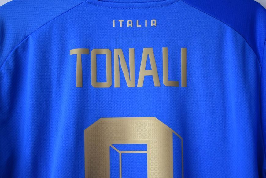 Italy 2022 home Puma shirt in size M with Sandro Tonali on the back 4741 PHOTO