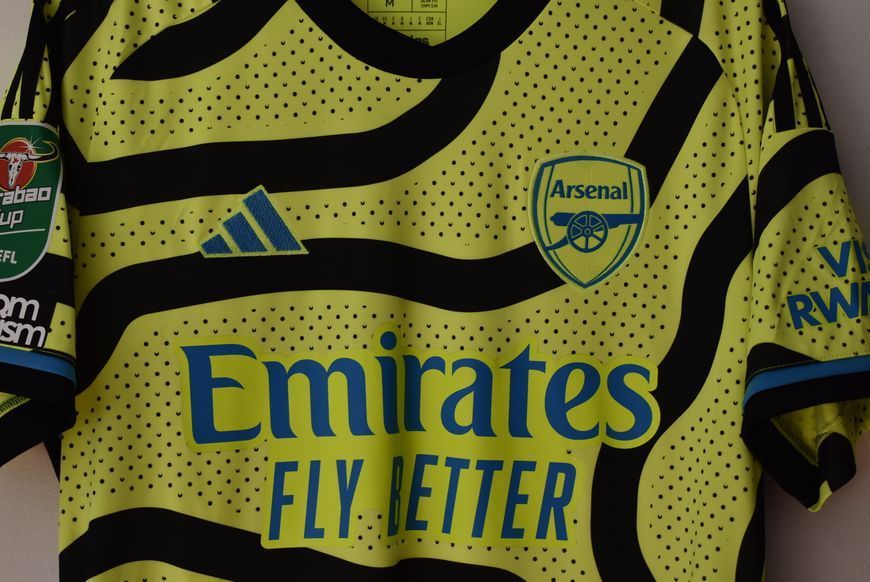 Arsenal 2023-2024 udebanetr&oslash;je Adidas i st&oslash;rrelse M med Declan Rice p&aring; ryggen 4880 FOTO