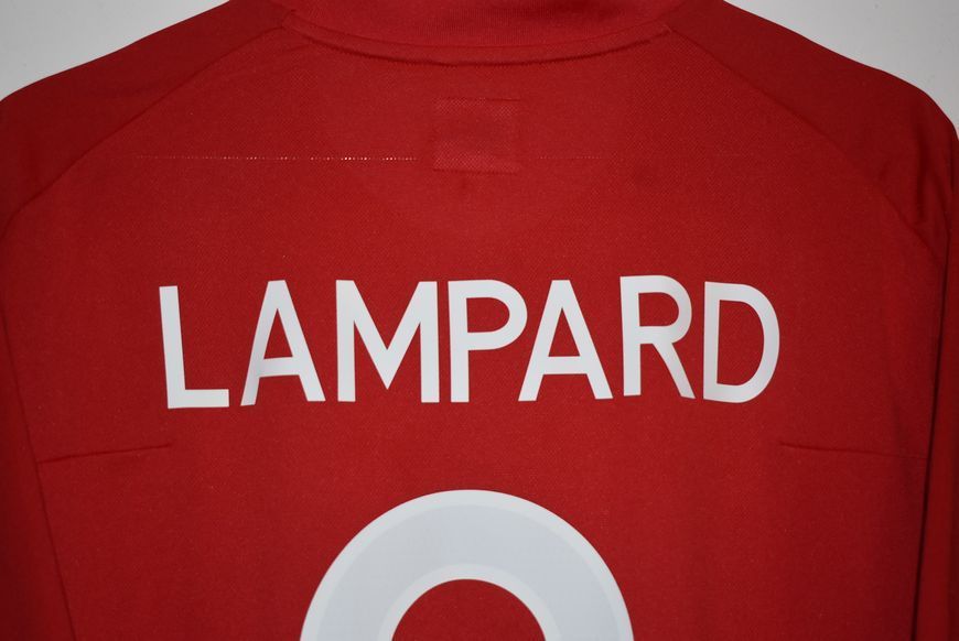 England VM 2010 udebaneretrotr&oslash;je Umbro i st&oslash;rrelse 48 (61x76cm) med Frank Lampard p&aring; ryggen 4538 FOTO