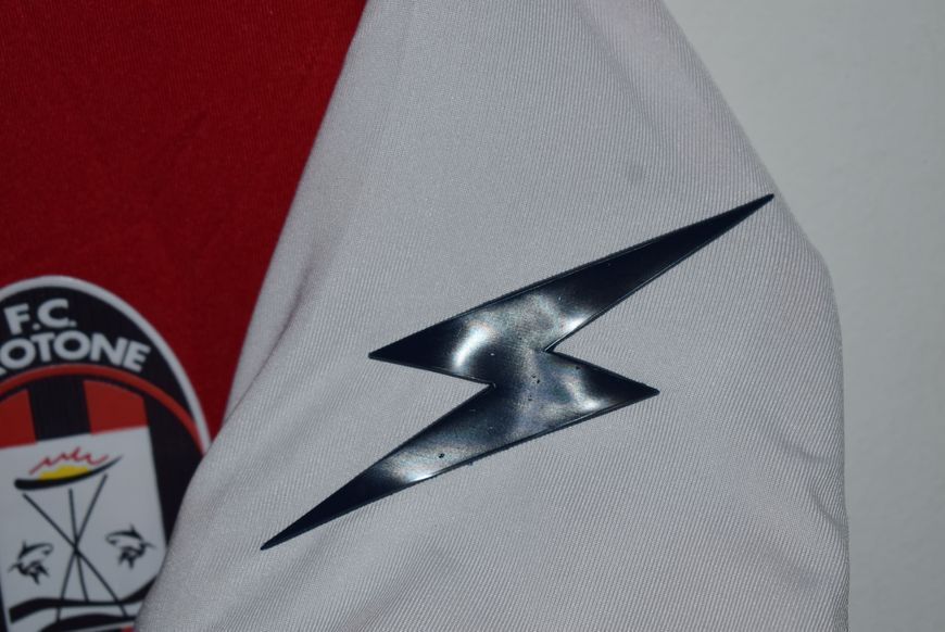 Crotone 2016-2017 wyjazdowa koszulka Zeus w rozmiarze L 4594 ZDJECIE