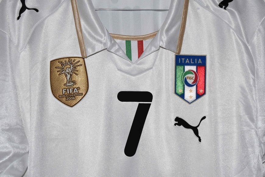 Italien 2008-2009 udebanetr&oslash;je Puma i st&oslash;rrelse S med Alessandro Del Piero p&aring; ryggen 4980 FOTO