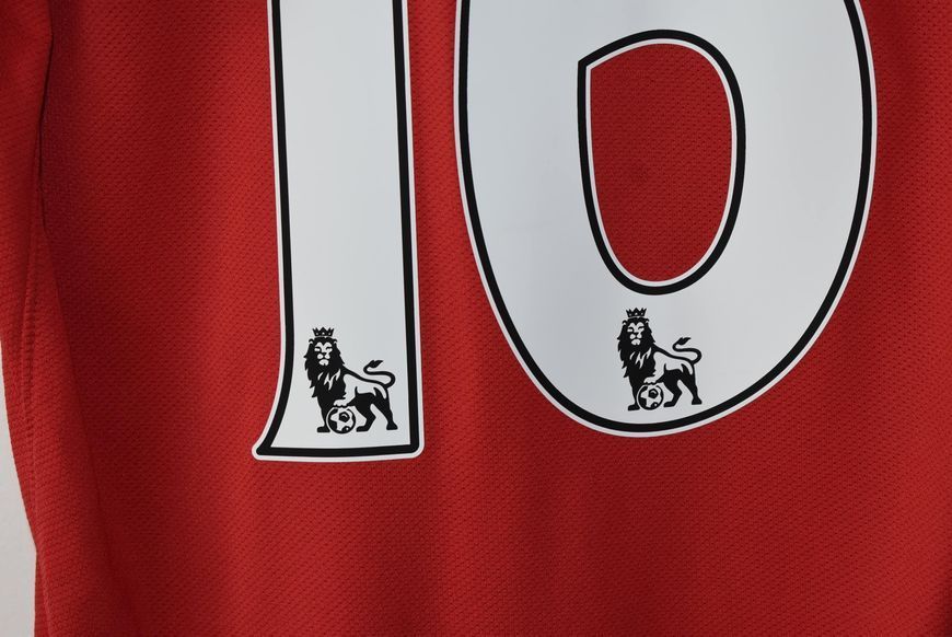 Manchester United 2011-2012 home Nike shirt in size M with Michael Carrick on the back 4745 PHOTO