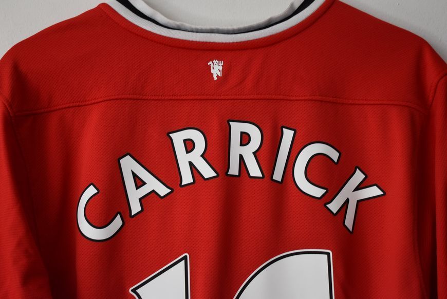 Manchester United 2011-2012 home Nike shirt in size M with Michael Carrick on the back 4745 PHOTO